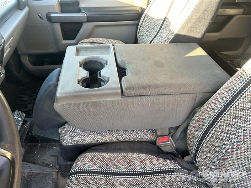 Ford F-350 平板栏板货车