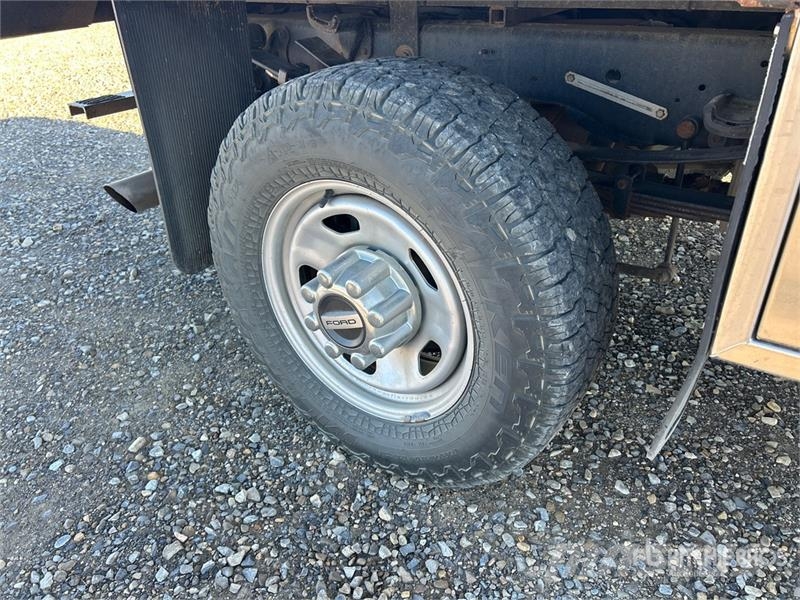 Ford F-350 平板栏板货车
