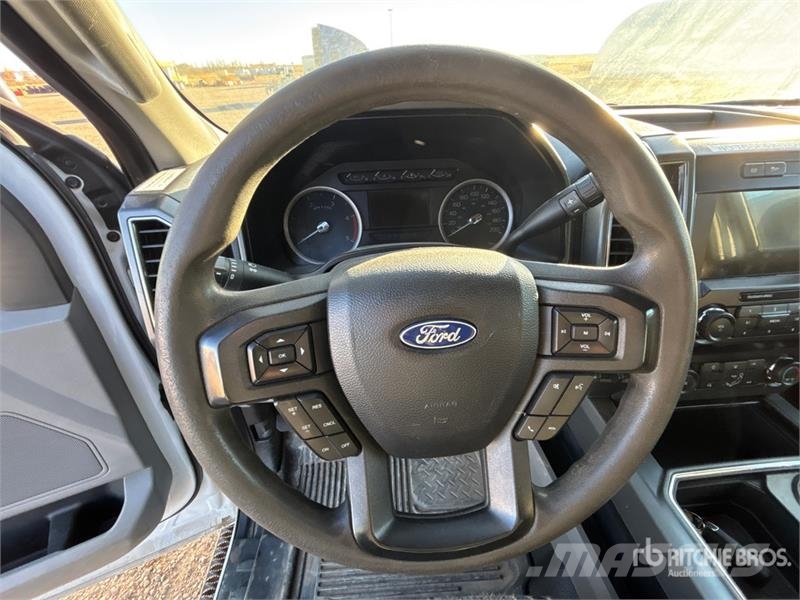 Ford F-350 Platós / Ponyvás teherautók