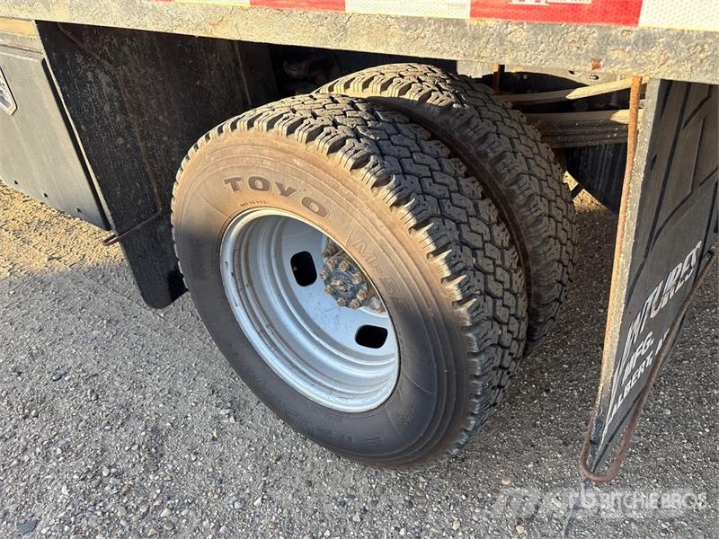 Ford F-350 Tovornjaki s kesonom/platojem