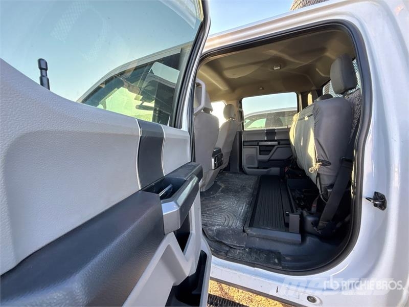Ford F-350 Platós / Ponyvás teherautók