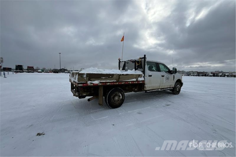Ford F-350 Tovornjaki s kesonom/platojem