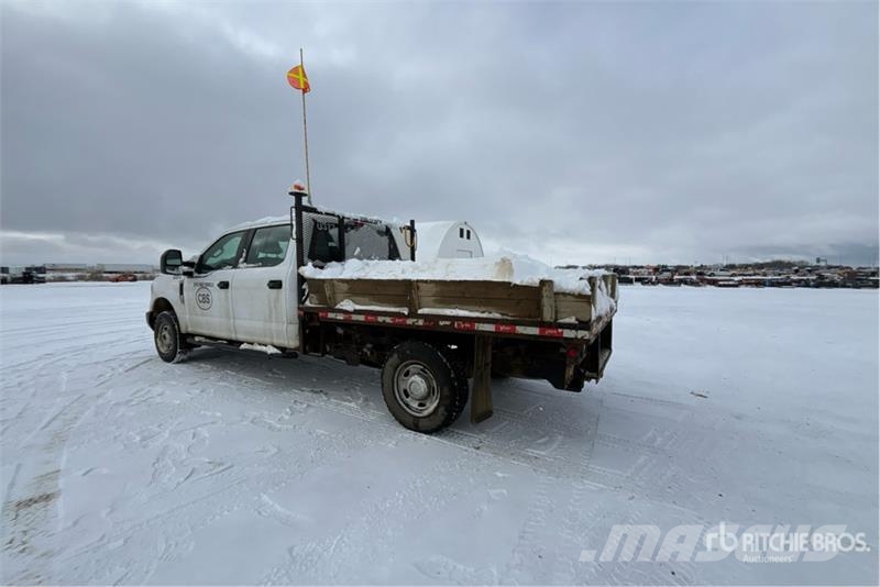 Ford F-350 Tovornjaki s kesonom/platojem