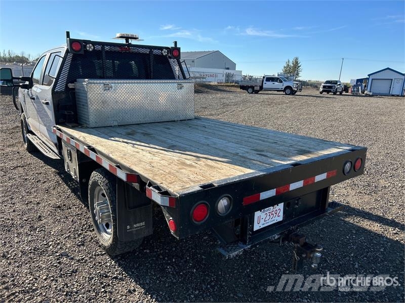 Ford F-350 平板栏板货车