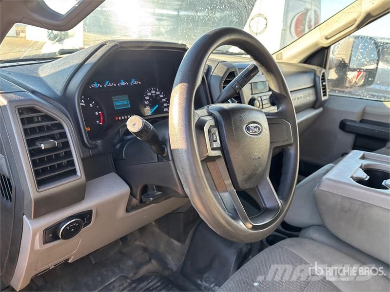 Ford F-350 Platós / Ponyvás teherautók
