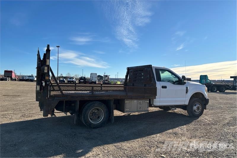 Ford F-350 Platós / Ponyvás teherautók