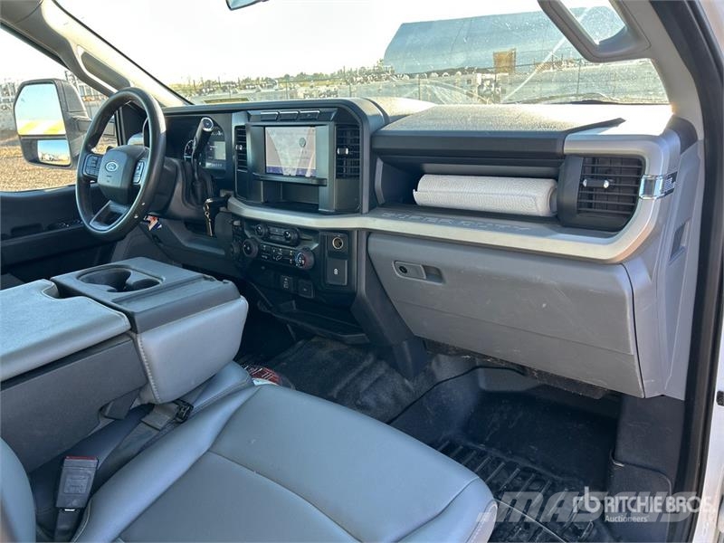 Ford F-350 平板栏板货车