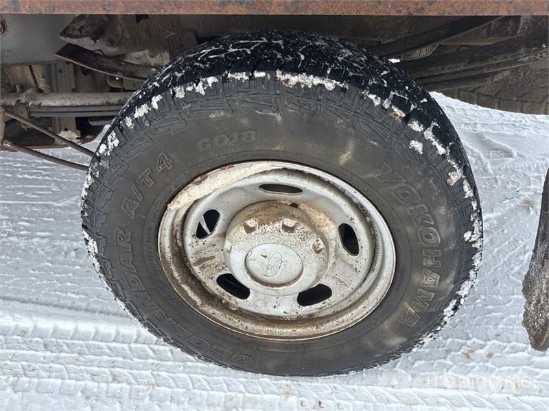 Ford F-350 Tovornjaki s kesonom/platojem