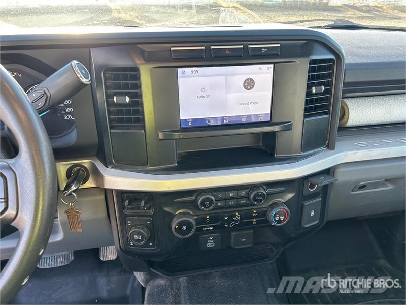 Ford F-350 平板栏板货车