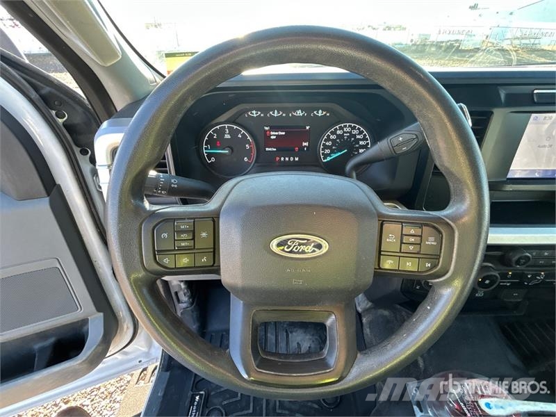 Ford F-350 平板栏板货车