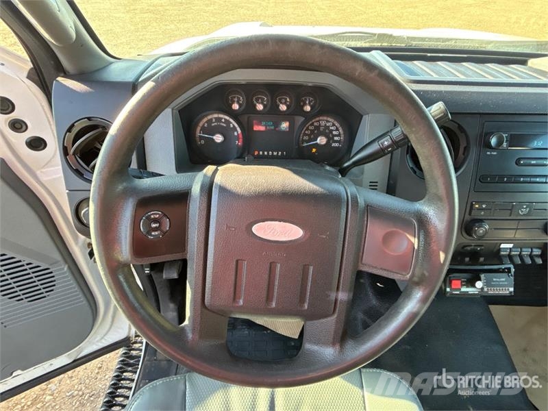 Ford F-350 Pritschenwagen/Pritschenwagen mit Seitenklappe