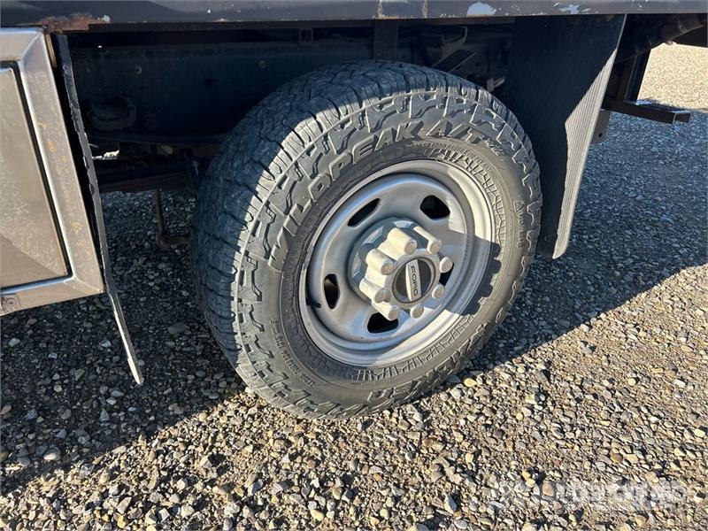 Ford F-350 平板栏板货车