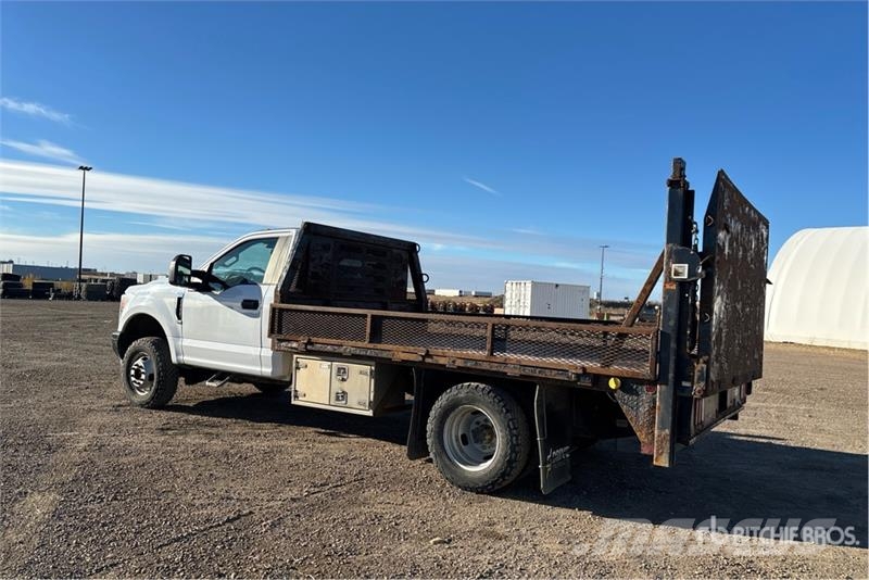 Ford F-350 Platós / Ponyvás teherautók