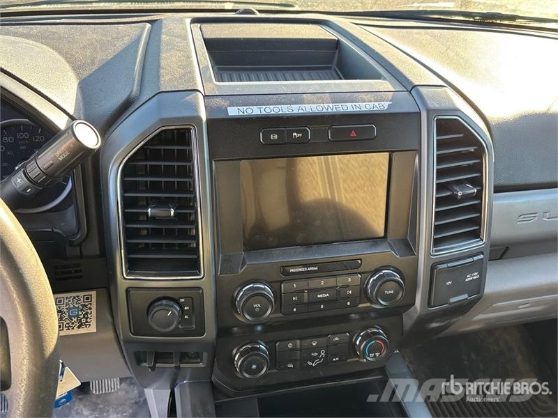 Ford F-350 Platós / Ponyvás teherautók