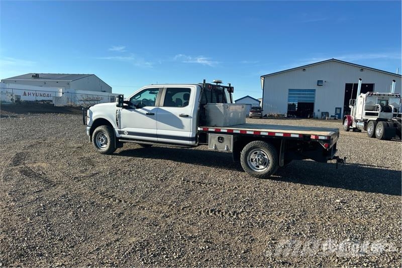 Ford F-350 平板栏板货车