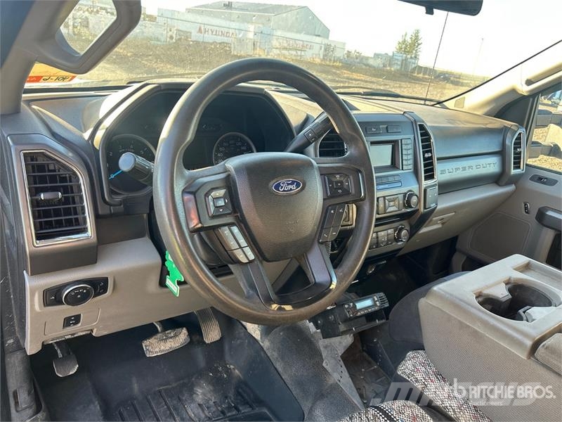 Ford F-350 平板栏板货车