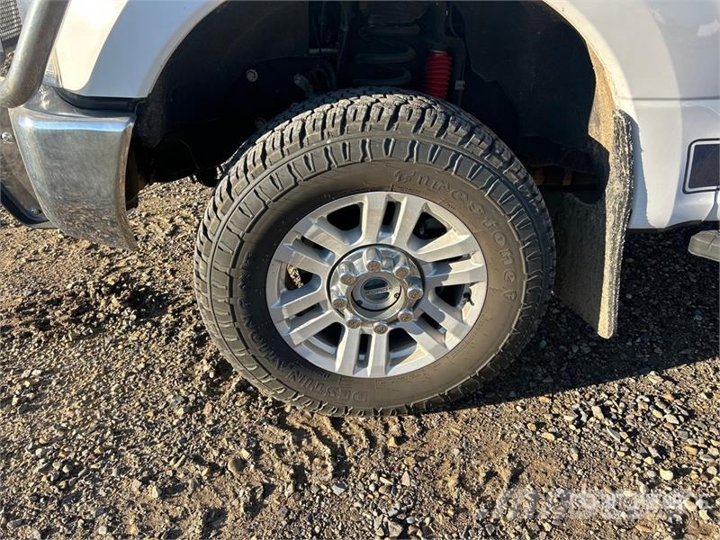 Ford F-350 平板栏板货车