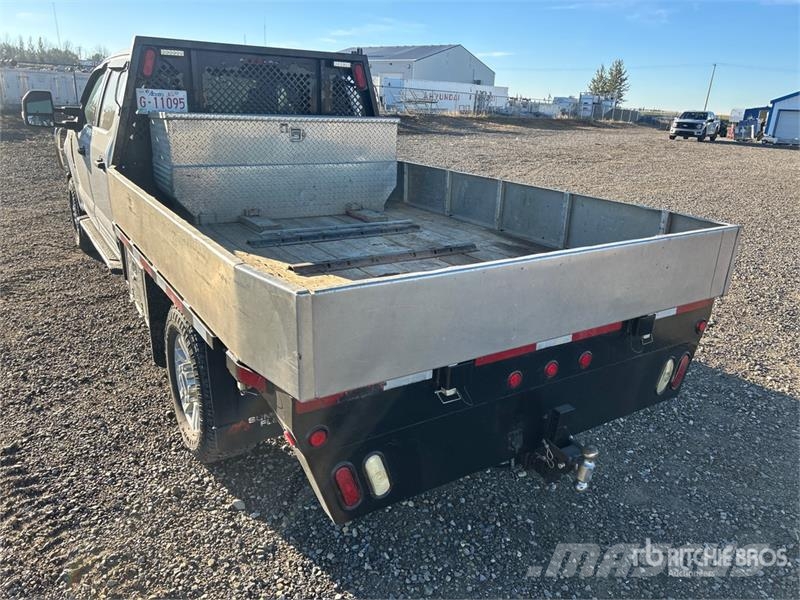 Ford F-350 平板栏板货车