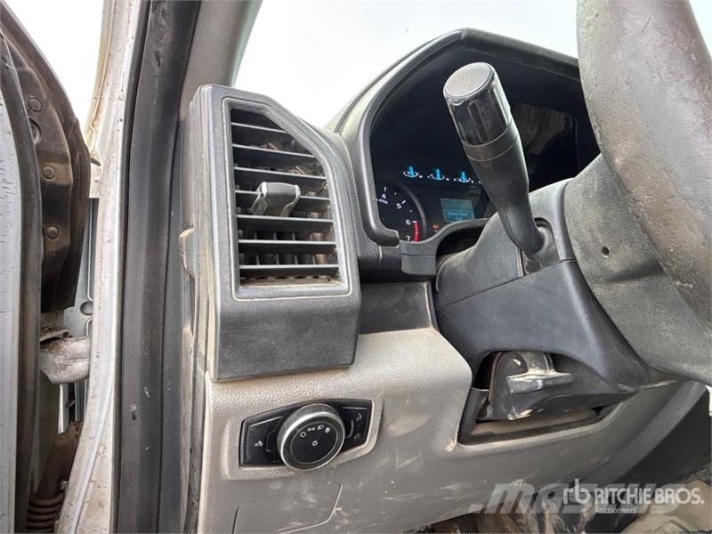 Ford F-350 Tovornjaki s kesonom/platojem