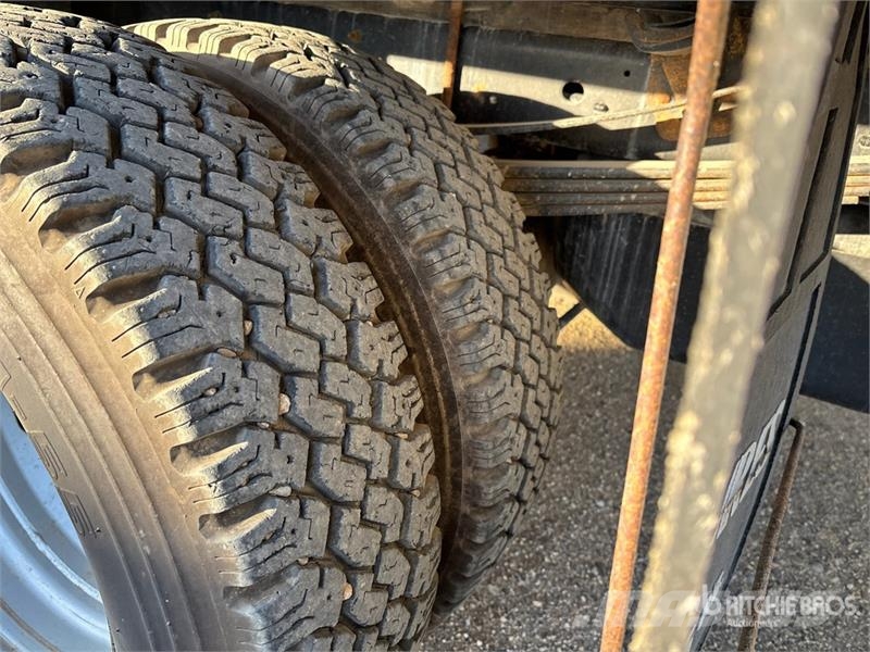 Ford F-350 Tovornjaki s kesonom/platojem