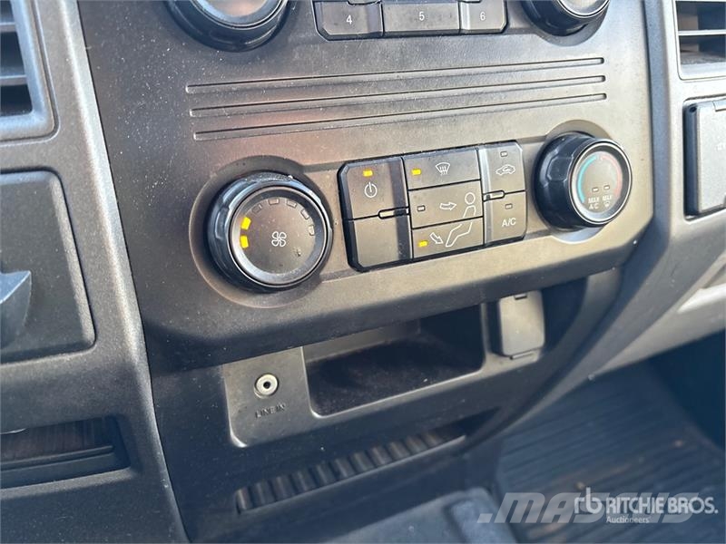 Ford F-350 Platós / Ponyvás teherautók