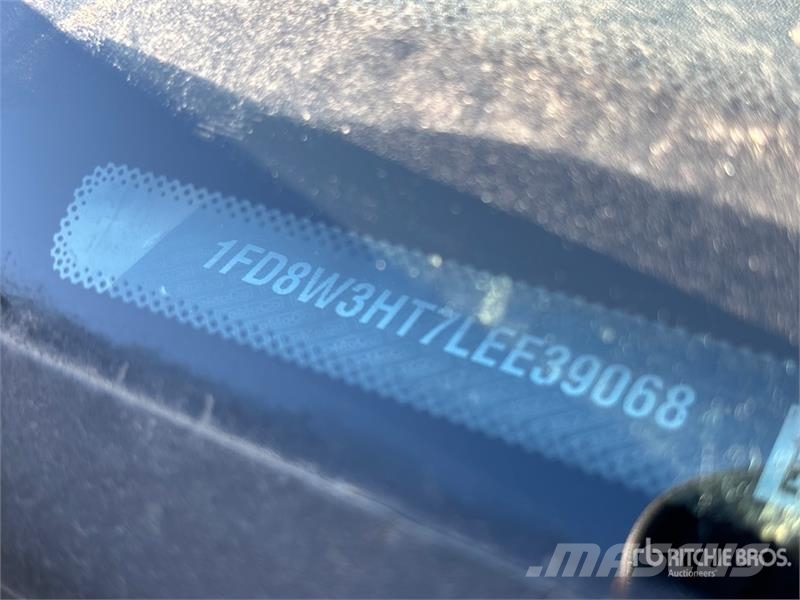 Ford F-350 Platós / Ponyvás teherautók