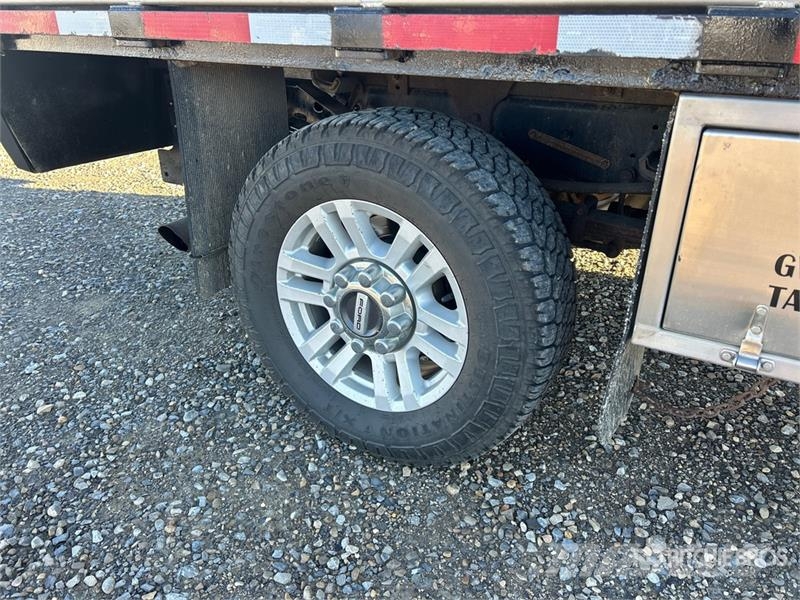 Ford F-350 平板栏板货车