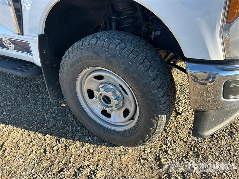 Ford F-350 平板栏板货车