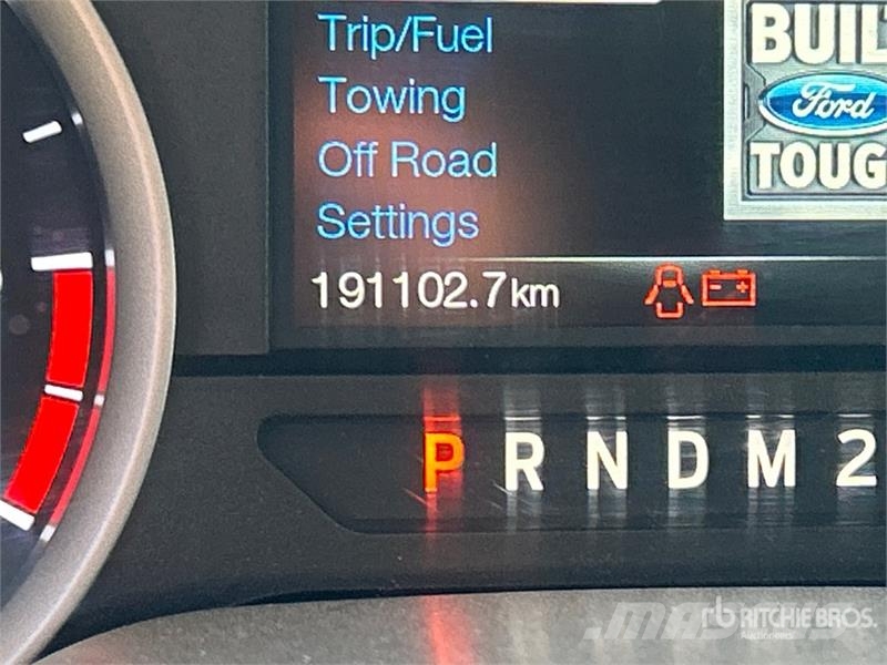 Ford F-350 平板栏板货车
