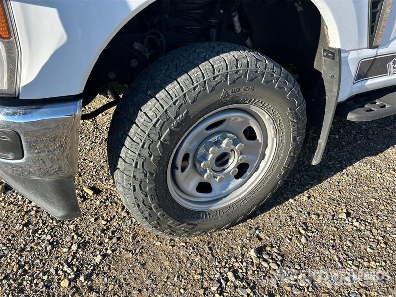 Ford F-350 平板栏板货车