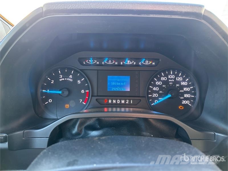 Ford F-350 Platós / Ponyvás teherautók