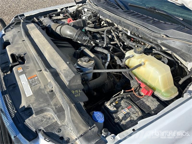 Ford F-350 平板栏板货车