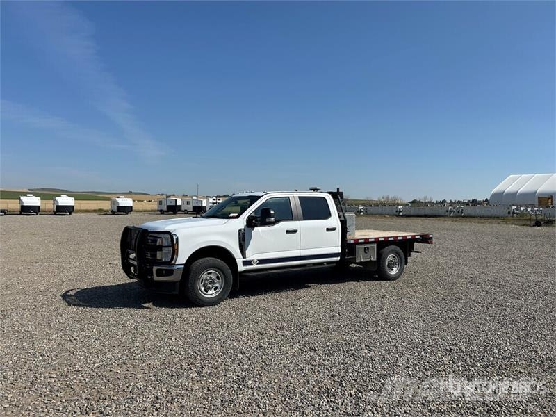 Ford F-350 平板栏板货车