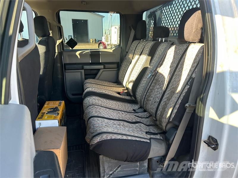 Ford F-350 平板栏板货车