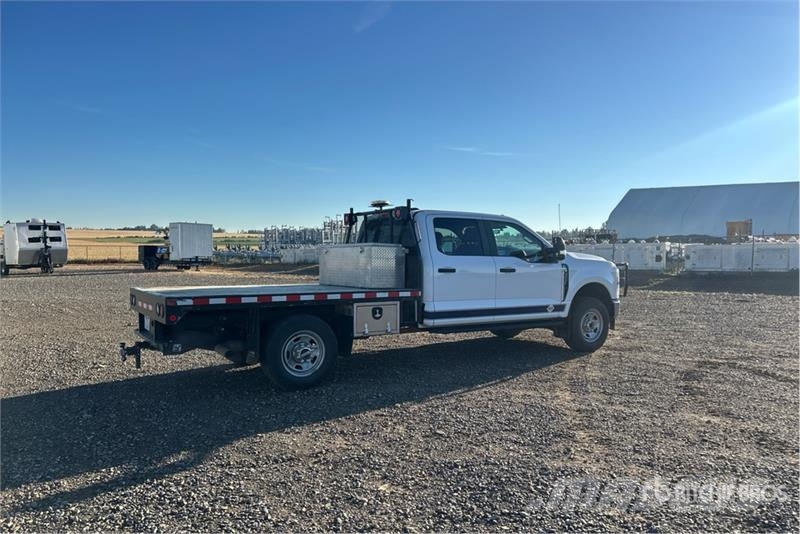Ford F-350 平板栏板货车