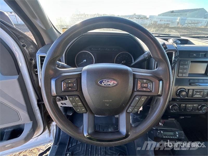 Ford F-350 平板栏板货车