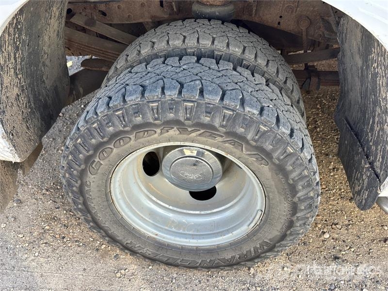 Ford F-350 4x2 Extended Cab Pickup Drugi