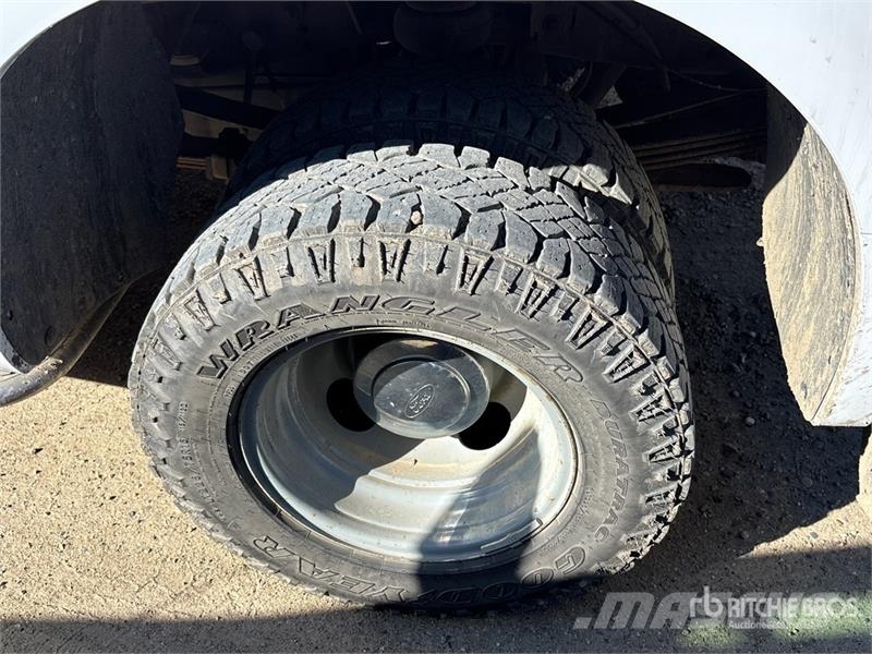 Ford F-350 4x2 Extended Cab Pickup Drugi