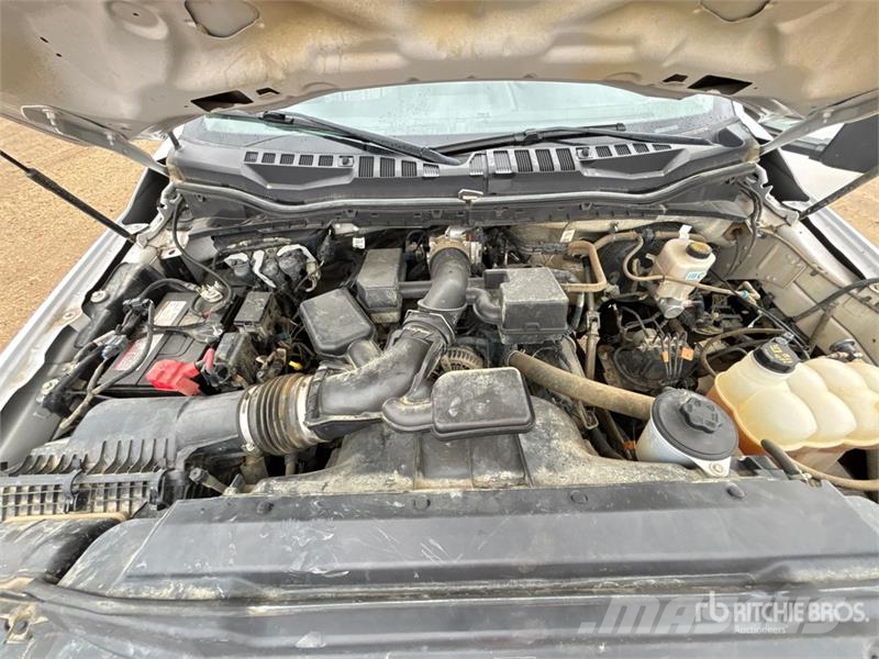 Ford F-350 4x4 Crew Cab Pickup Autre fourgon / utilitaire