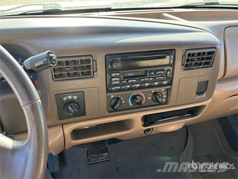 Ford F-350 4x4 Crew Cab Pickup أخرى