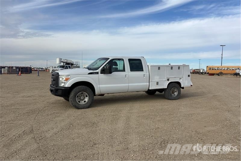 Ford F-350 4x4 Crew Cab Utility Truck Vieglais kravas automobilis/izkraušana no sāniem