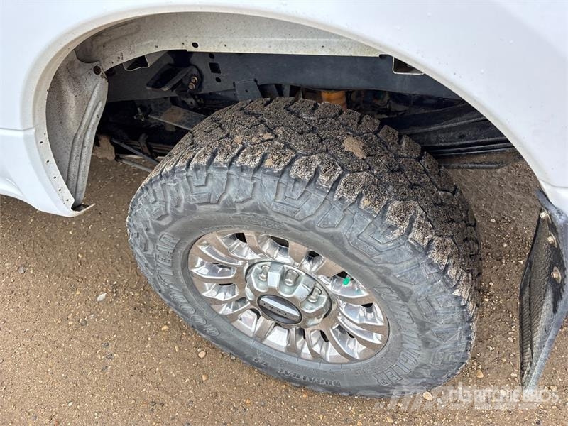 Ford F-350 4x4 Crew Cab Pickup Autre fourgon / utilitaire