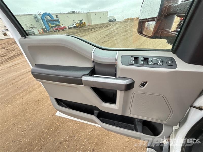 Ford F-350 4x4 Crew Cab Pickup Autre fourgon / utilitaire