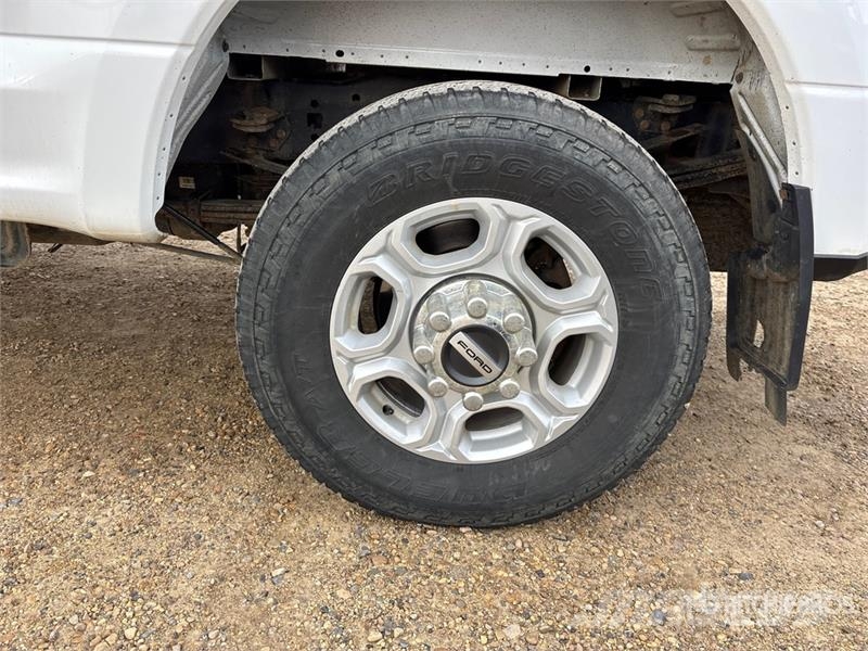Ford F-350 4x4 Crew Cab Pickup Ostalo