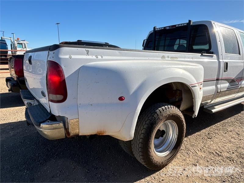 Ford F-350 4x4 Crew Cab Pickup أخرى