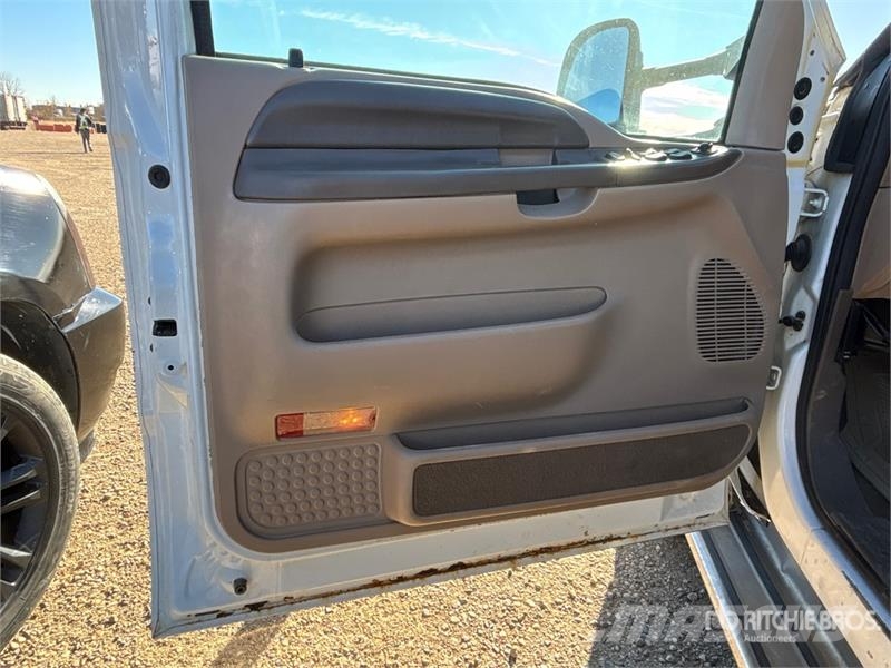 Ford F-350 4x4 Crew Cab Pickup أخرى