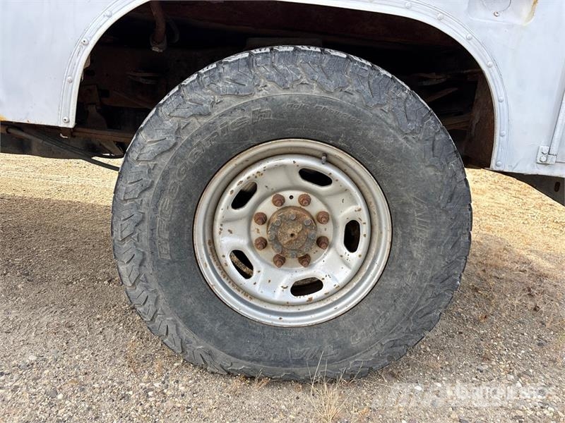 Ford F-350 4x4 Crew Cab Utility Truck Vieglais kravas automobilis/izkraušana no sāniem