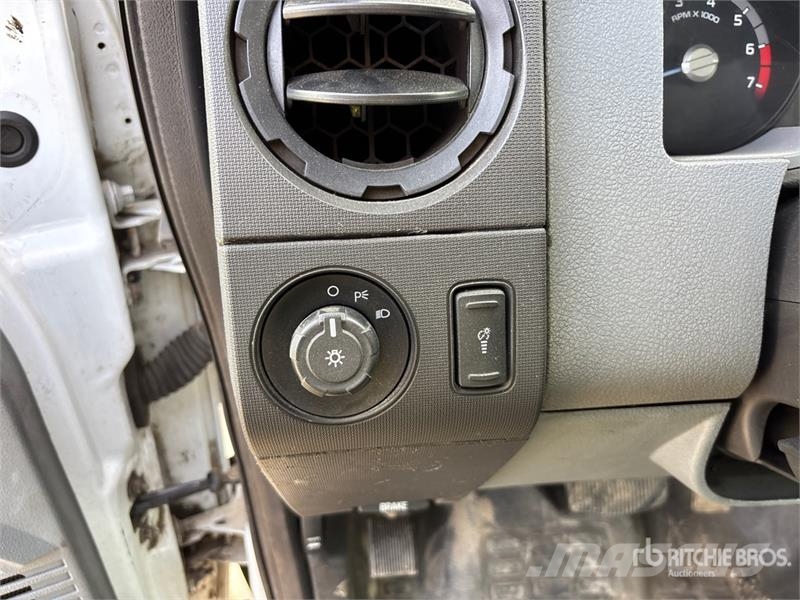 Ford F-350 4x4 Crew Cab Utility Truck Vieglais kravas automobilis/izkraušana no sāniem