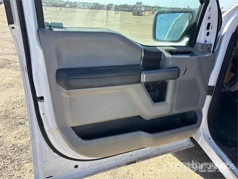 Ford F-350 4x4 Crew Cab Pickup (Inoperable) Ostalo