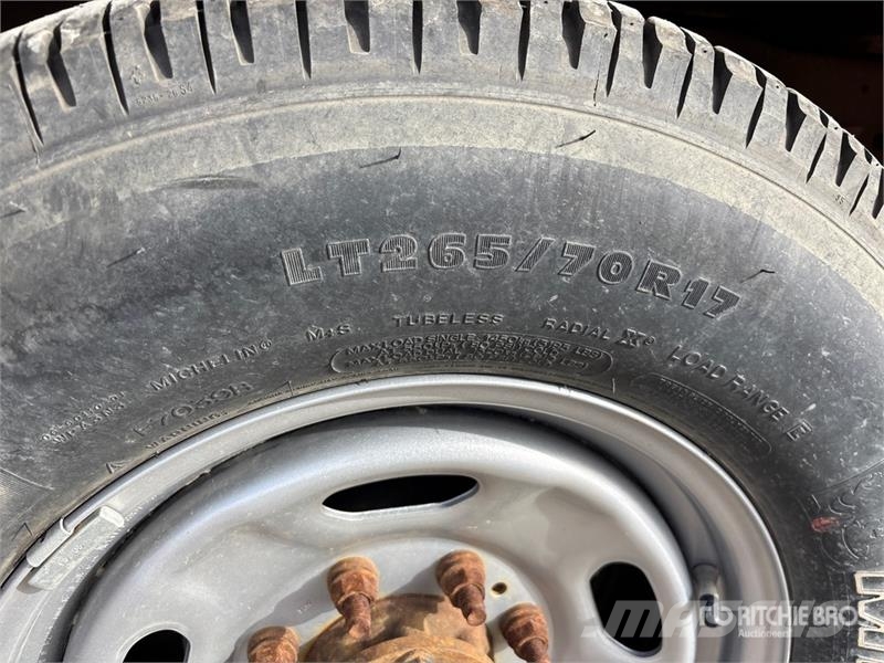 Ford F-350 4x4 Crew Cab Utility Truck Vieglais kravas automobilis/izkraušana no sāniem